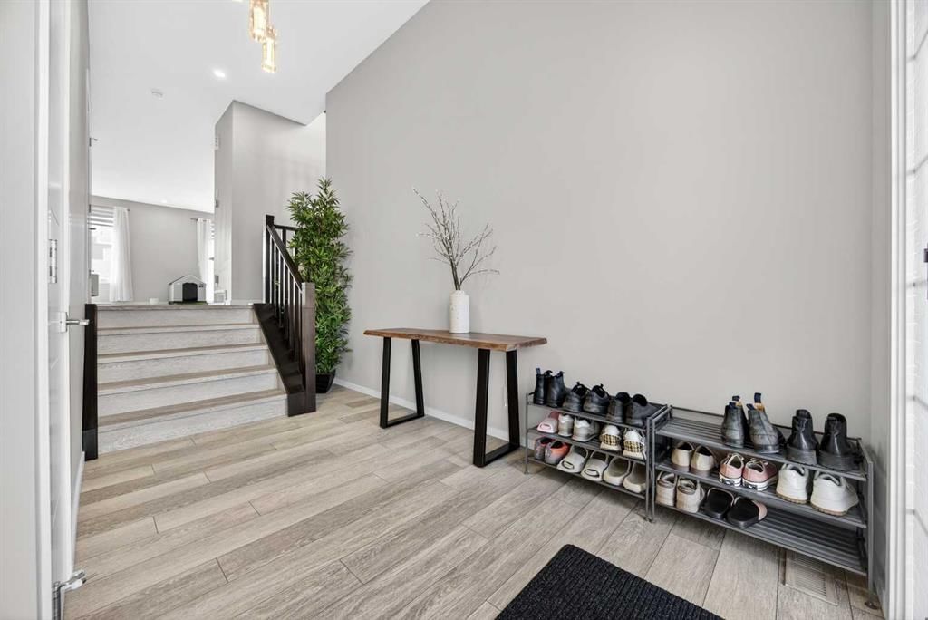 73 Yorkstone Heath SW, Calgary — photo 4 of 50