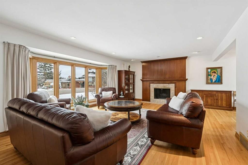 4104 Crestview Road SW, Calgary — photo 2 of 25