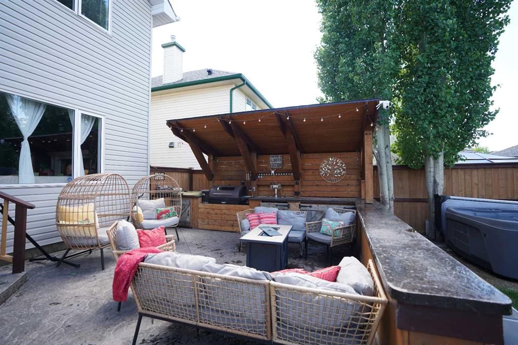 14 Inverness Close SE, Calgary — photo 3 of 44