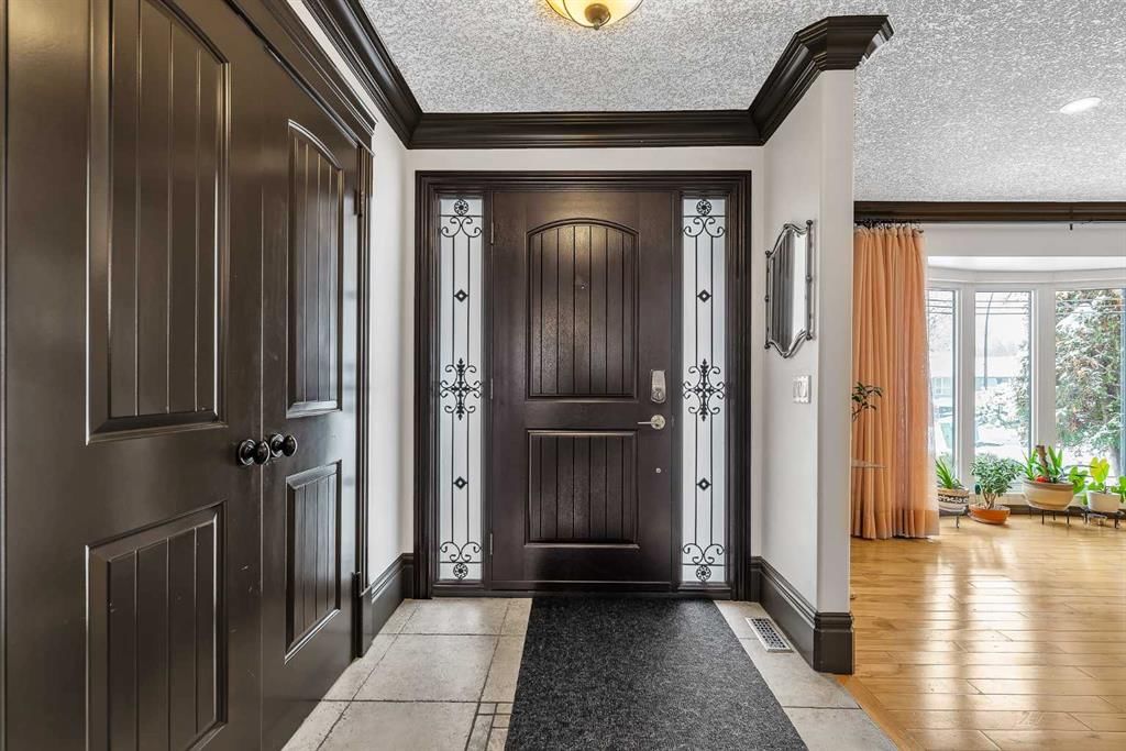 511 Woodpark Crescent SW, Calgary — photo 3 of 48