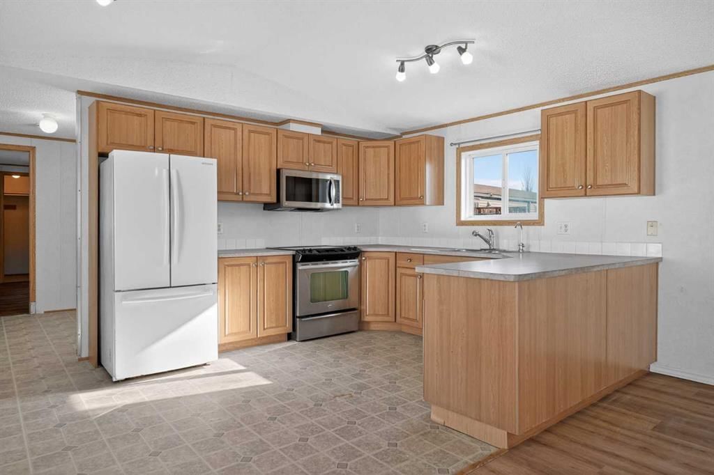 125 Erin Woods Circle SE, Calgary — photo 2 of 33