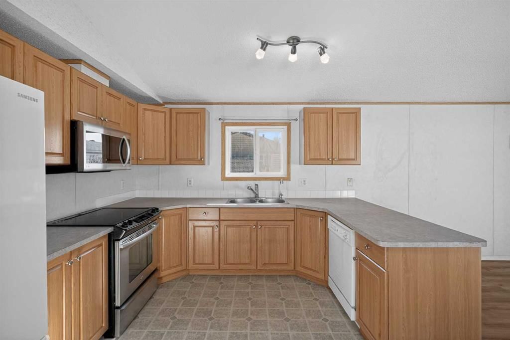 125 Erin Woods Circle SE, Calgary — photo 3 of 33