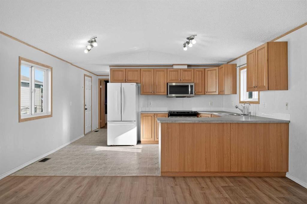 125 Erin Woods Circle SE, Calgary — photo 4 of 33