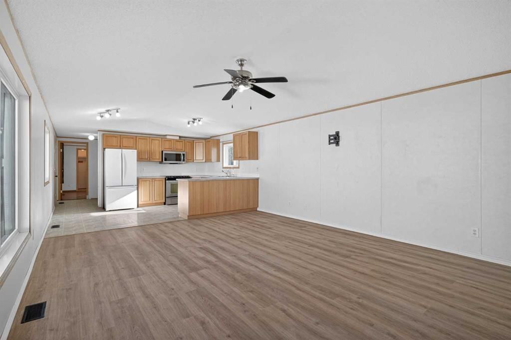 125 Erin Woods Circle SE, Calgary — photo 5 of 33