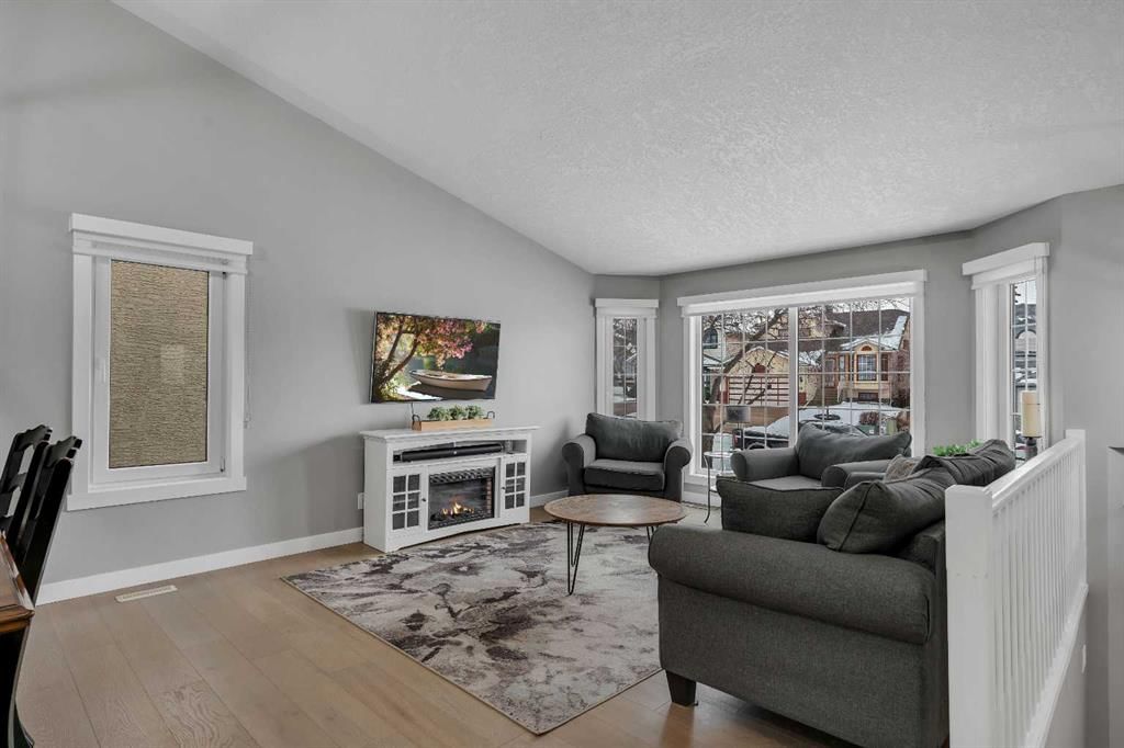 54 Hidden Vale Court NW, Calgary — photo 3 of 50