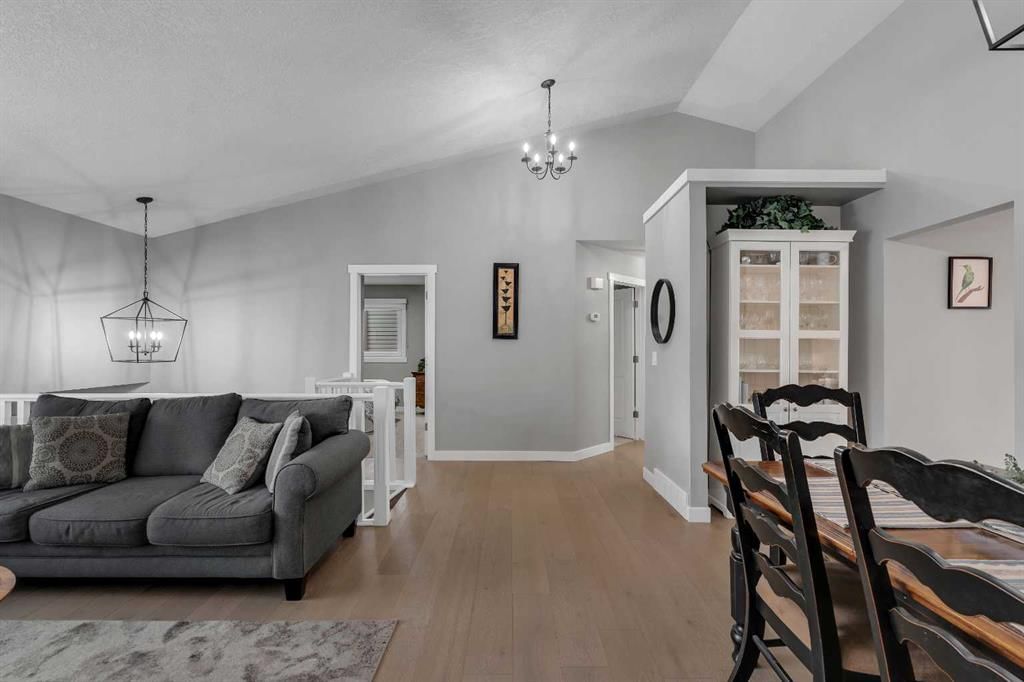 54 Hidden Vale Court NW, Calgary — photo 5 of 50