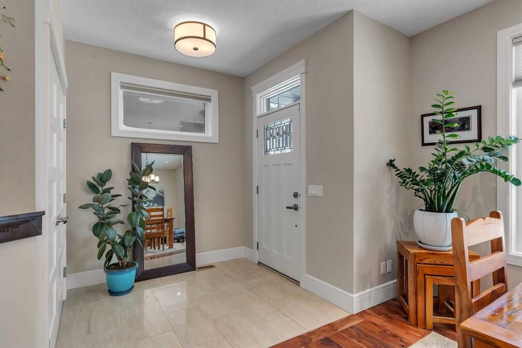 2041 45 Avenue SW, Calgary — photo 2 of 50