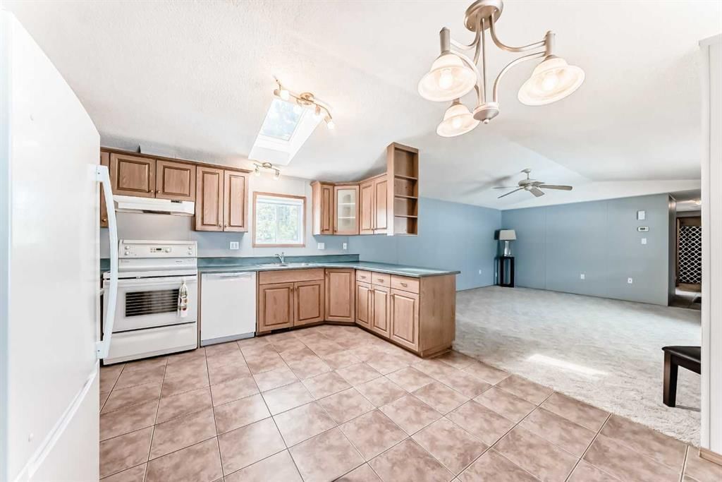 272 Burroughs Circle NE, Calgary — photo 5 of 43