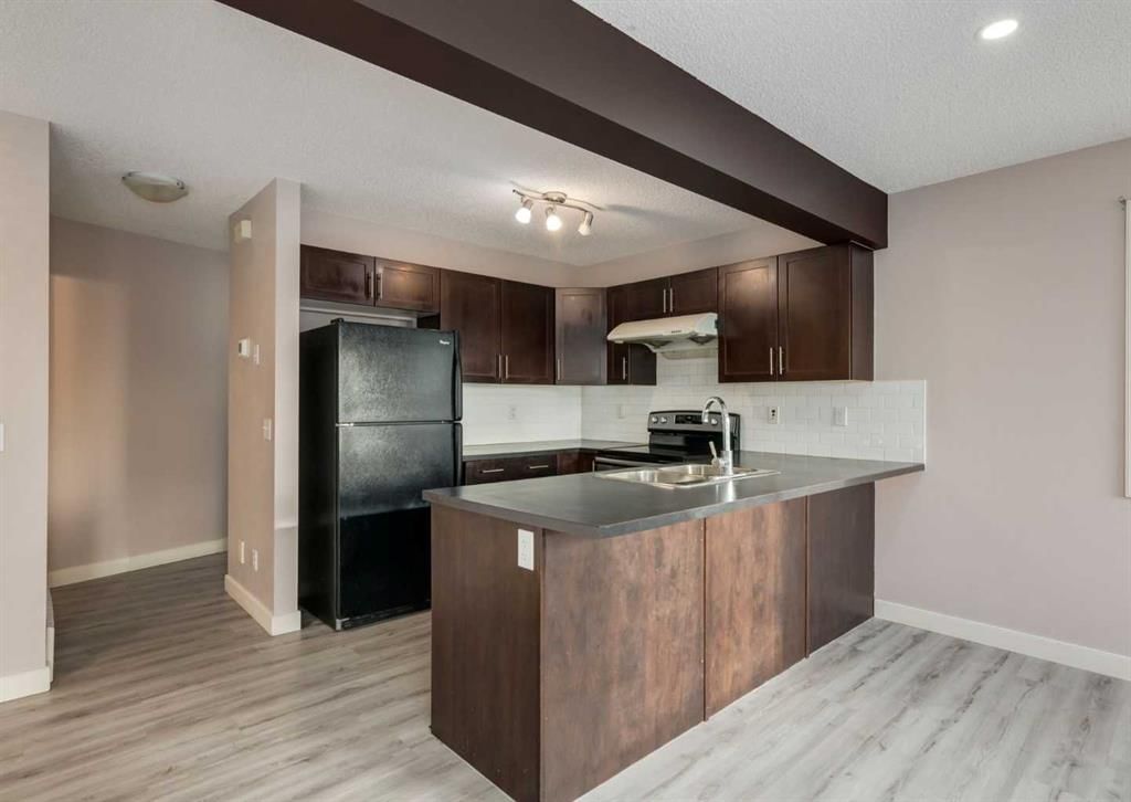 14 Pantego Lane NW, Calgary — photo 3 of 35