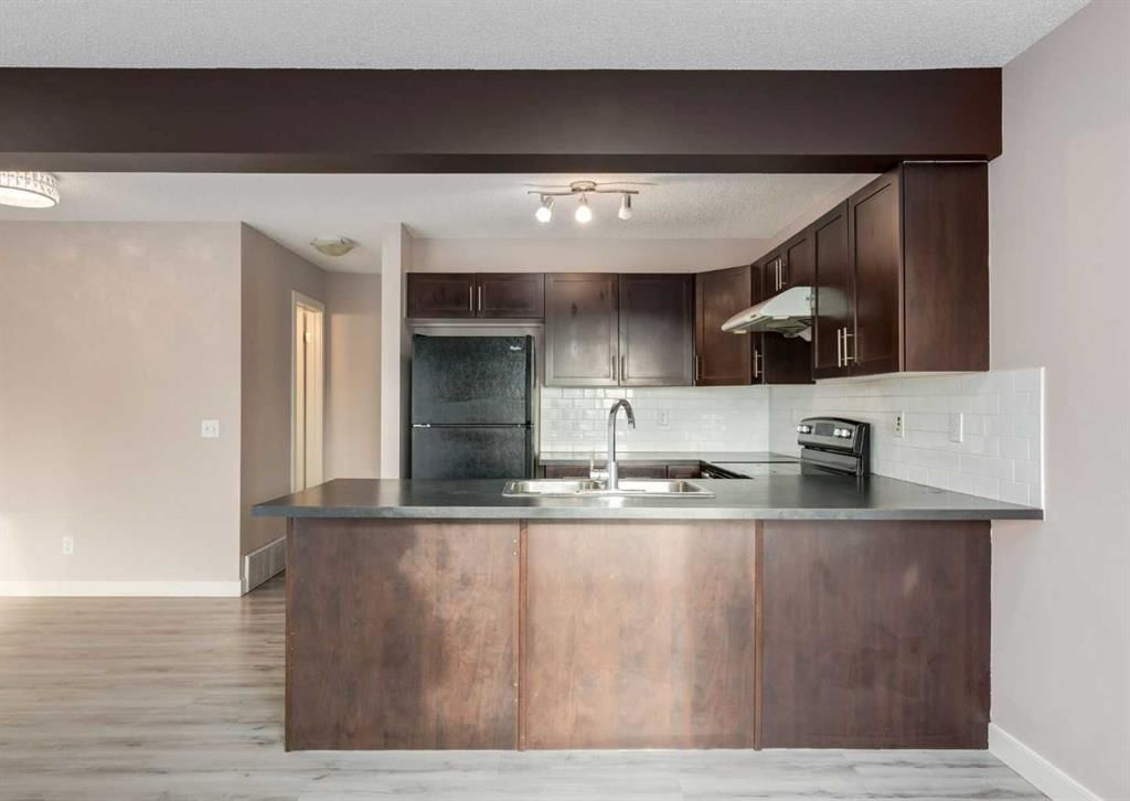 14 Pantego Lane NW, Calgary — photo 4 of 35