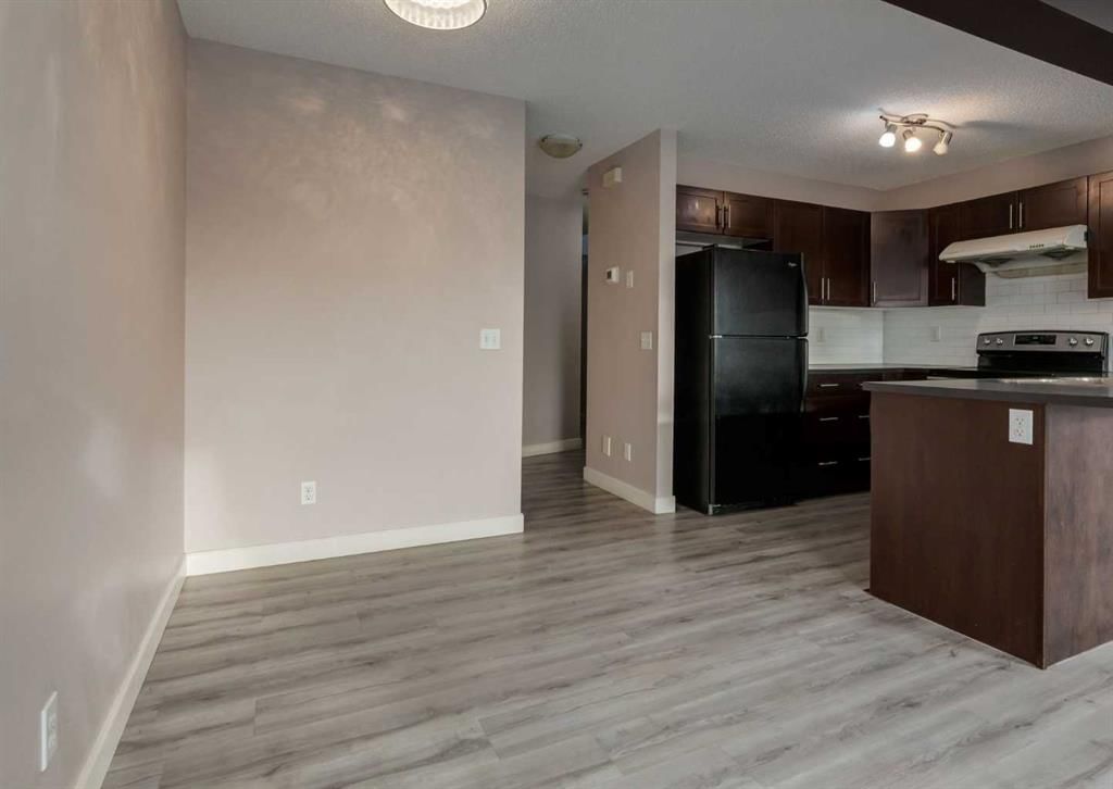 14 Pantego Lane NW, Calgary — photo 5 of 35