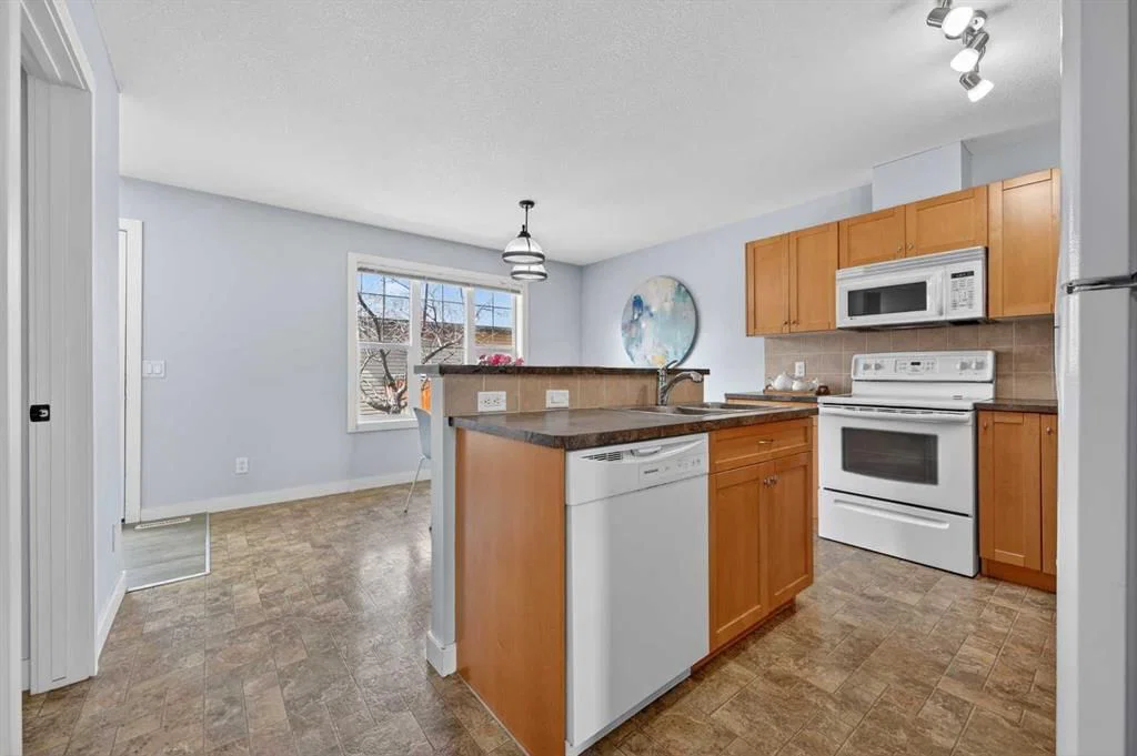 150 Everridge Common SW, Calgary — photo 5 of 35