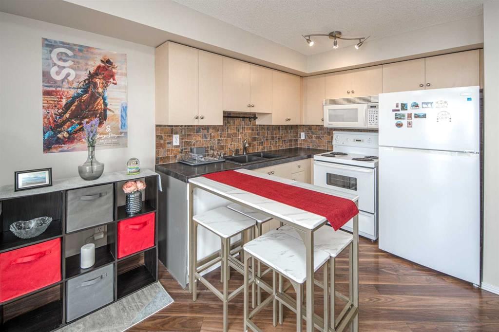 307, 17 Country Village Bay NE, Calgary — photo 4 of 19