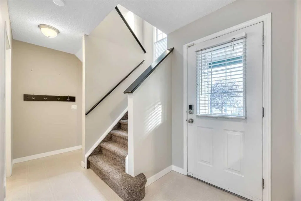 84 Evermeadow Manor SW, Calgary — photo 4 of 43