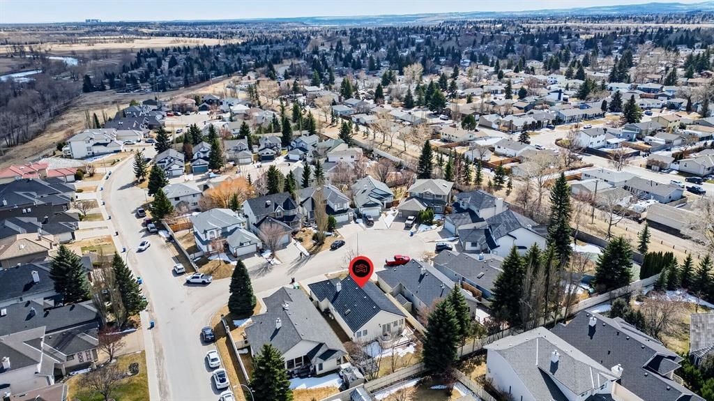 711 Diamond Court SE, Calgary — photo 5 of 49