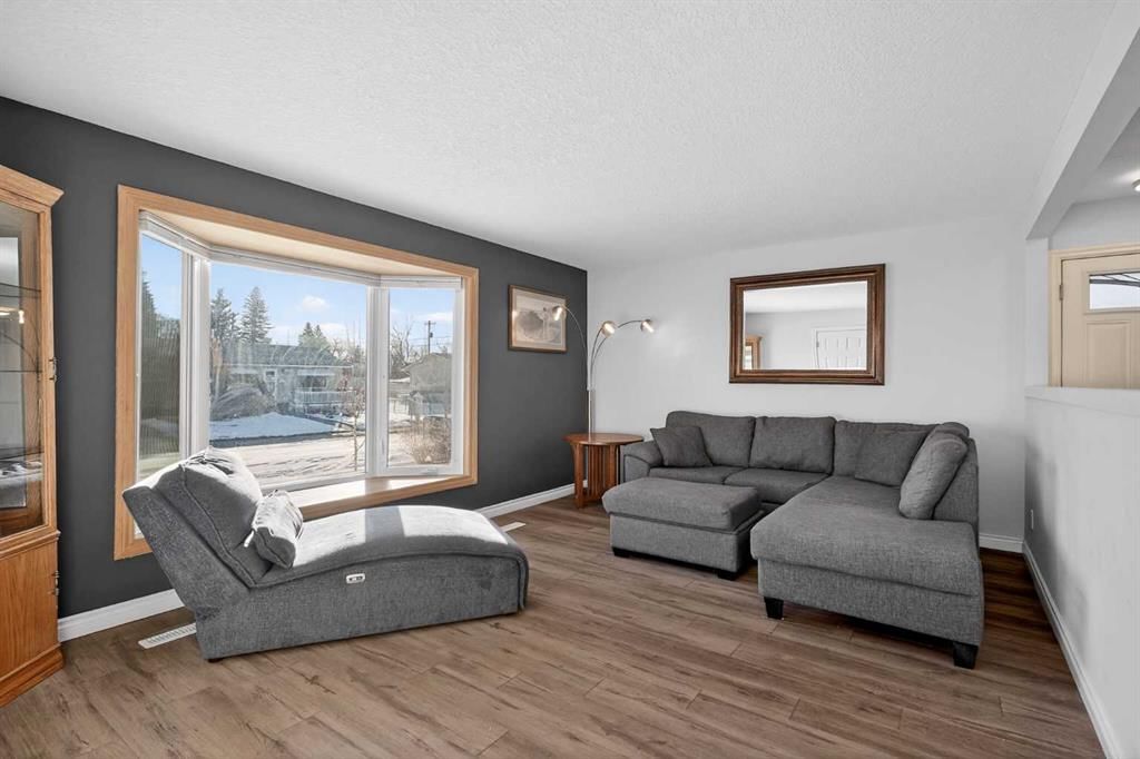 9519 3 Street SE, Calgary — photo 5 of 35