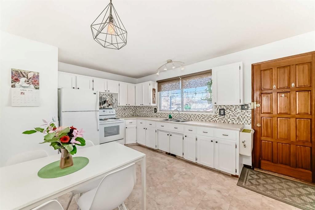 3772 Dover Ridge Drive SE, Calgary — photo 4 of 43