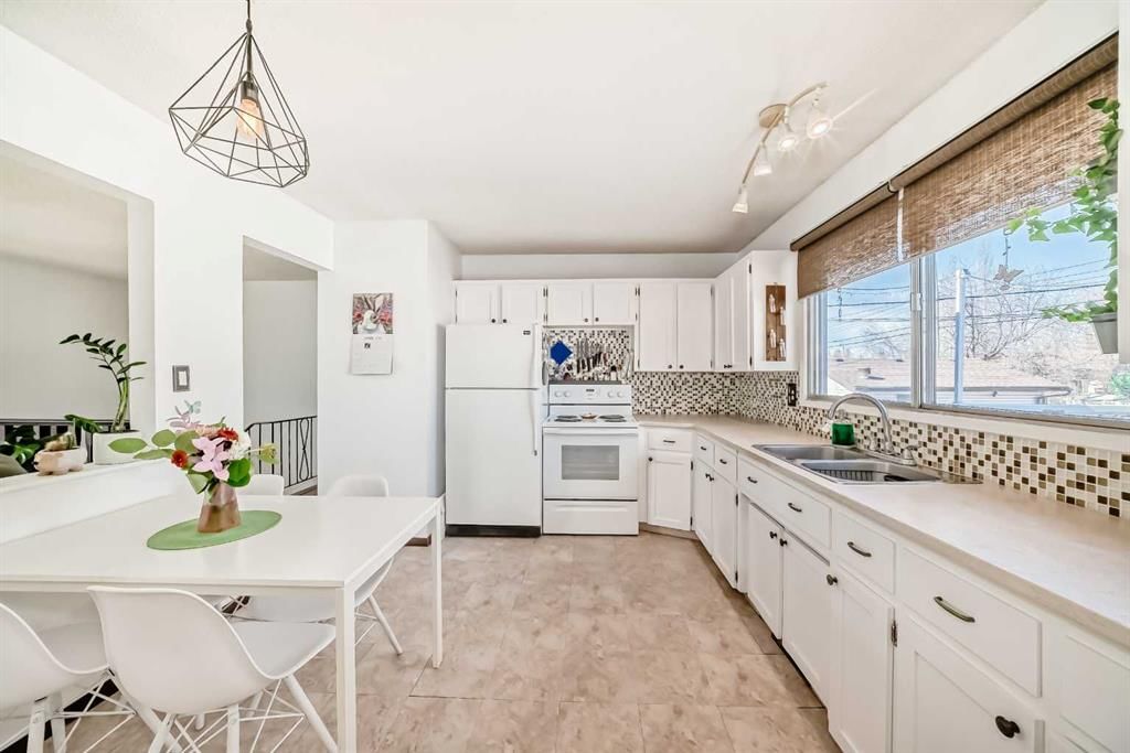 3772 Dover Ridge Drive SE, Calgary — photo 5 of 43