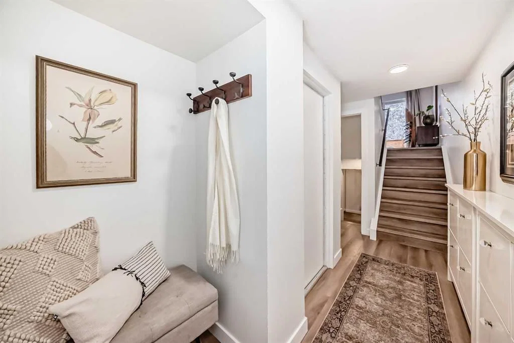 60 Point Drive NW, Calgary — photo 4 of 48