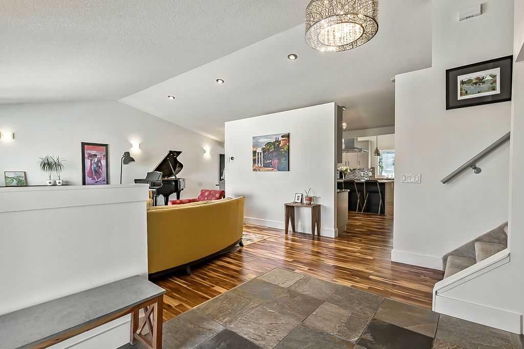 955 Cannock Road SW, Calgary — photo 4 of 47