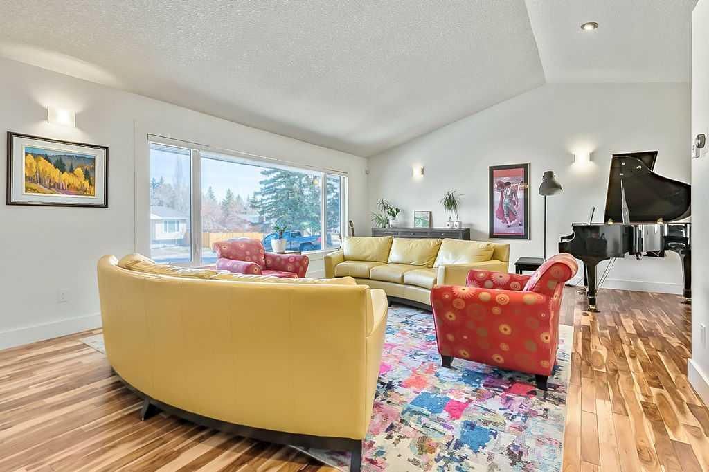 955 Cannock Road SW, Calgary — photo 5 of 47