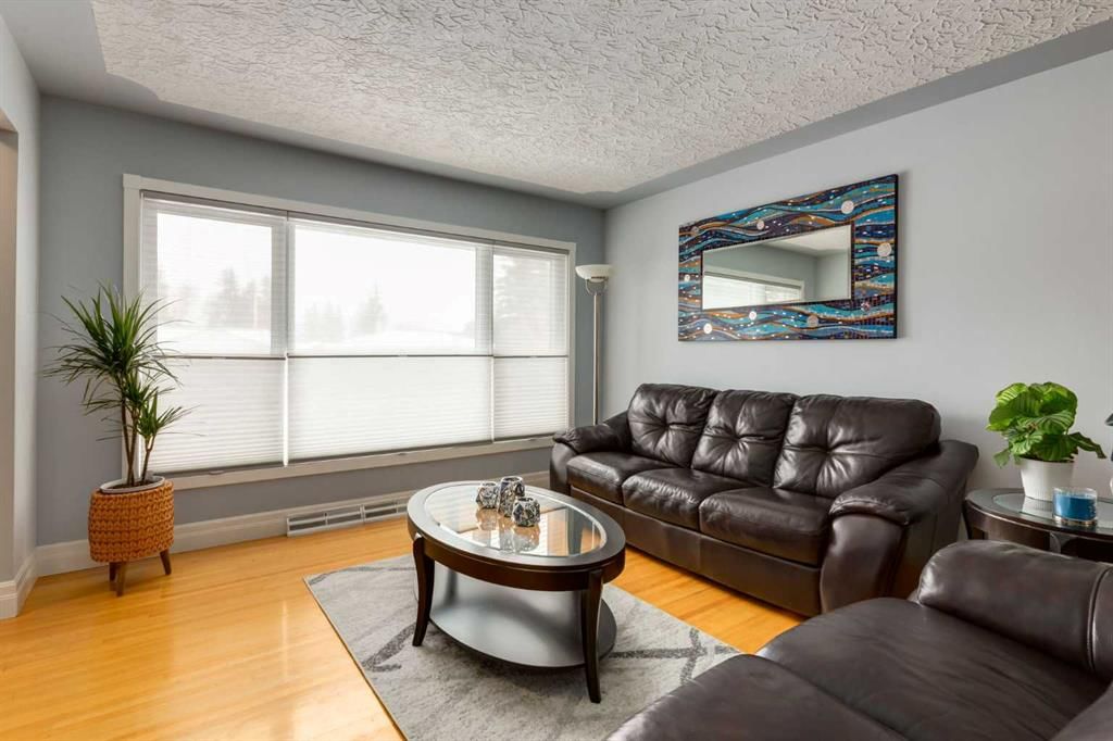 1022 30 Avenue NW, Calgary — photo 4 of 48