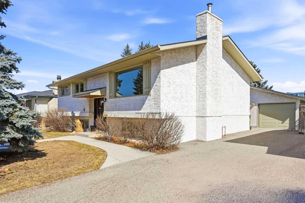 12028 Canfield Road SW, Calgary — photo 3 of 40