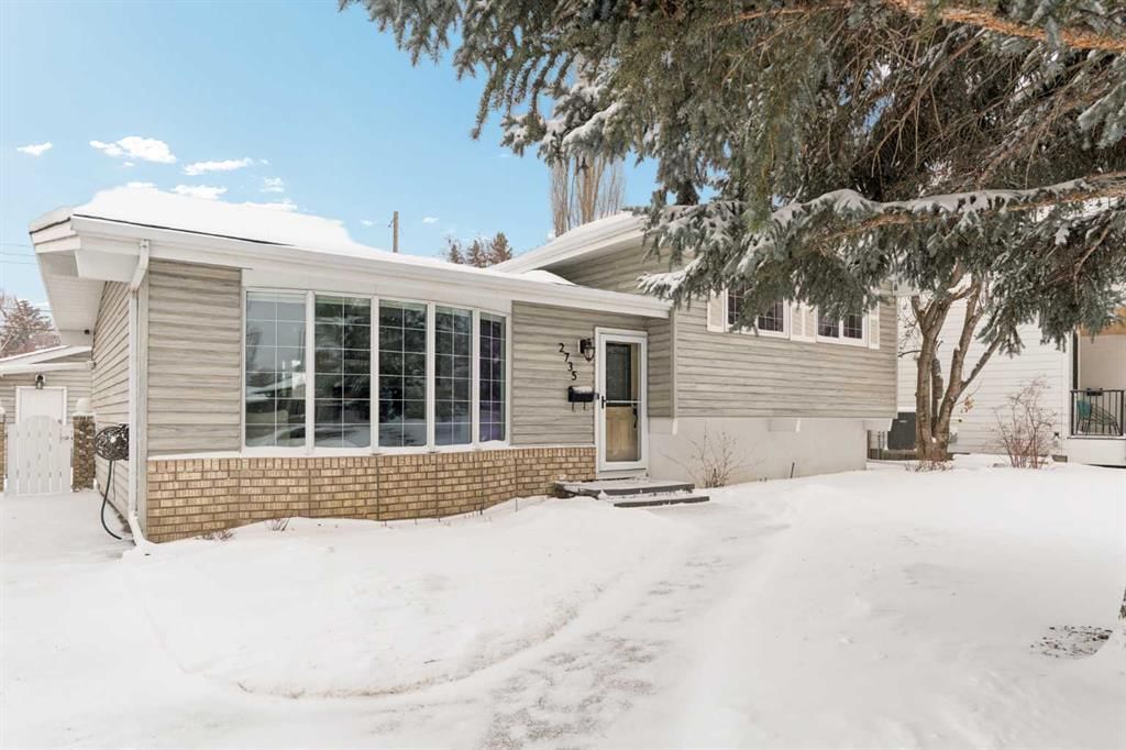 2735 Lionel Crescent SW, Calgary — photo 3 of 45