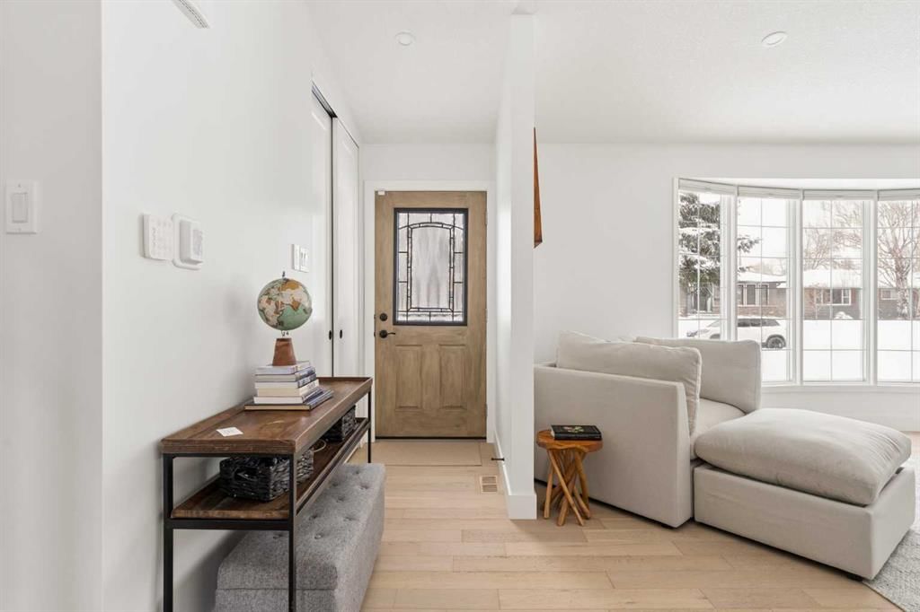 2735 Lionel Crescent SW, Calgary — photo 4 of 45