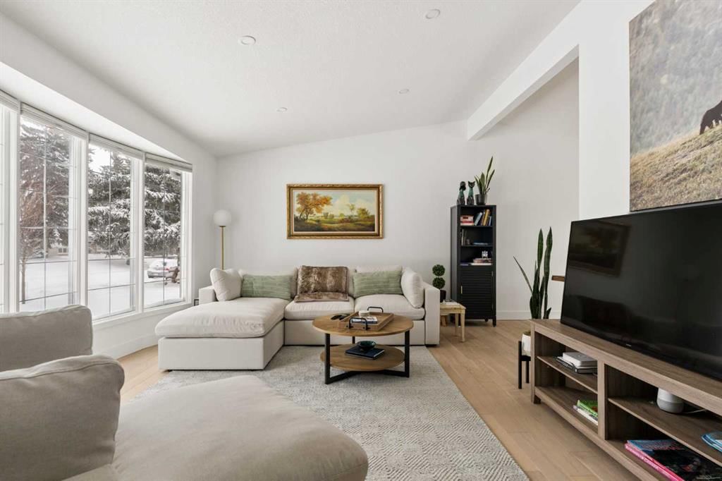 2735 Lionel Crescent SW, Calgary — photo 5 of 45