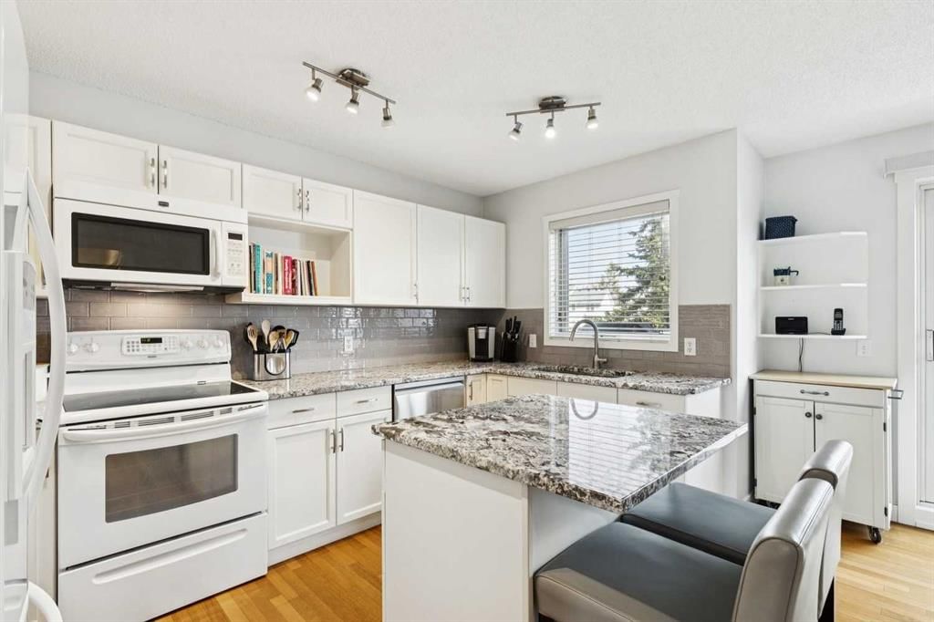 20 Stradwick Rise SW, Calgary — photo 5 of 18