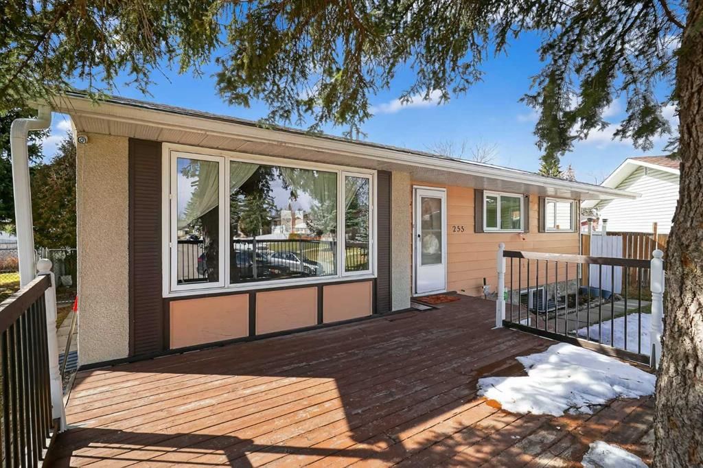 255 Penmeadows Close SE, Calgary — photo 3 of 48