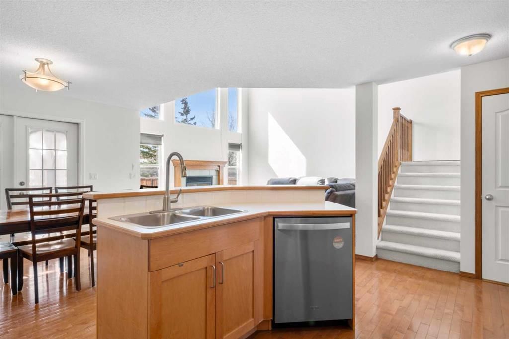 77 Cougarstone Circle SW, Calgary — photo 2 of 25