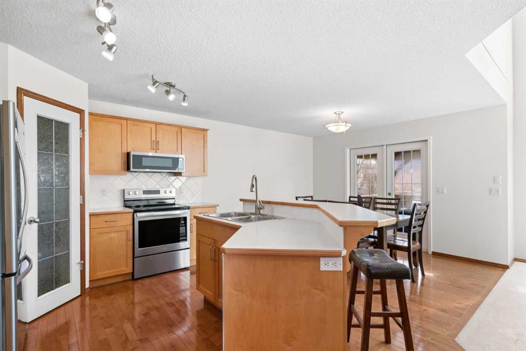 77 Cougarstone Circle SW, Calgary — photo 4 of 25