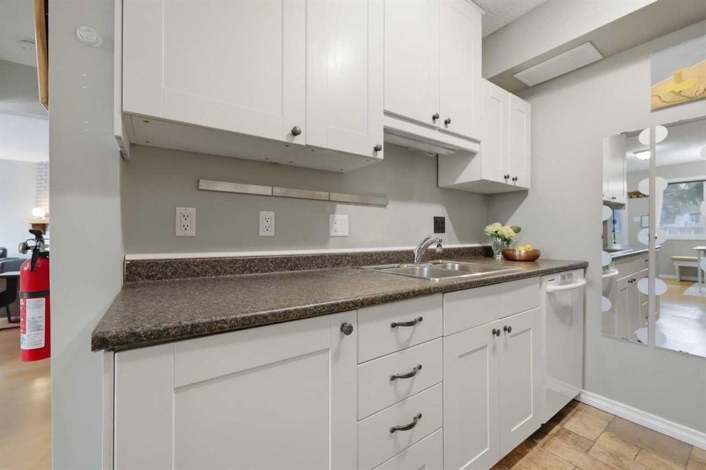 2, 287 Southampton Drive SW, Calgary — photo 5 of 42