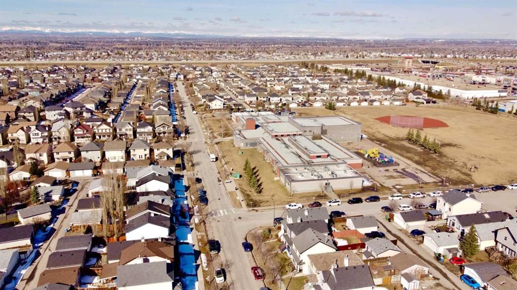 488 Prestwick Circle SE, Calgary — photo 3 of 34