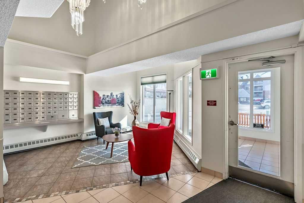 3212 Hawksbrow Point NW, Calgary — photo 4 of 46