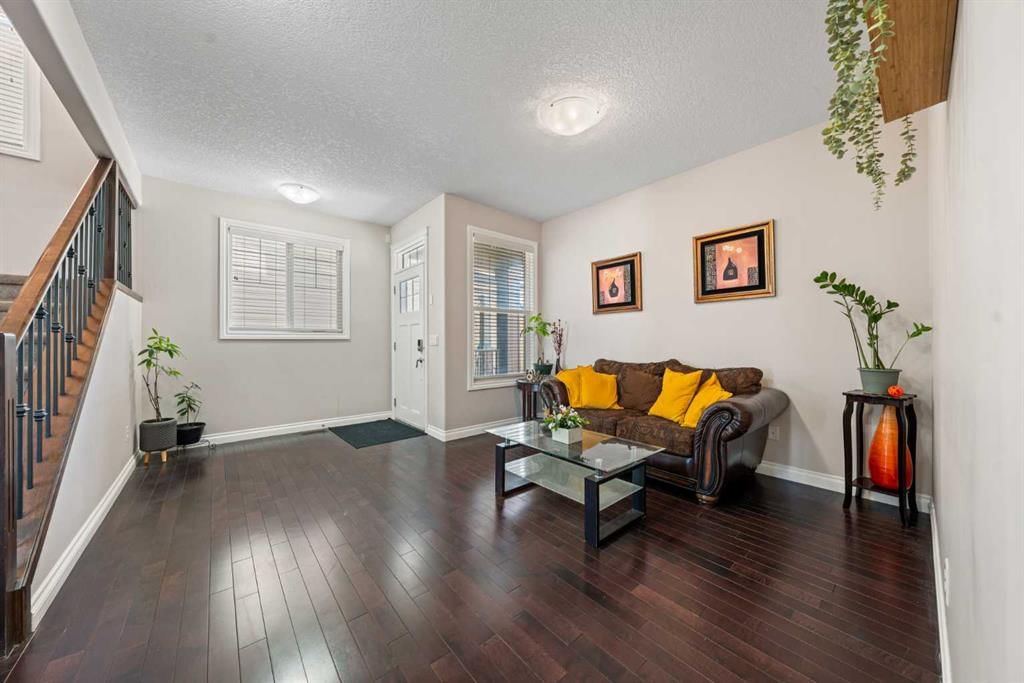 529 Saddlelake Drive NE, Calgary — photo 3 of 42