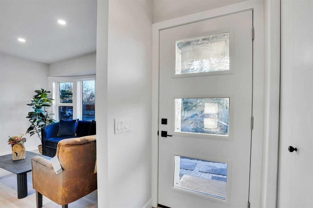 12112 Canfield Road SW, Calgary — photo 3 of 34