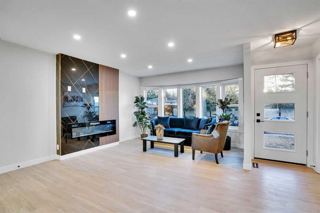 12112 Canfield Road SW, Calgary — photo 4 of 34