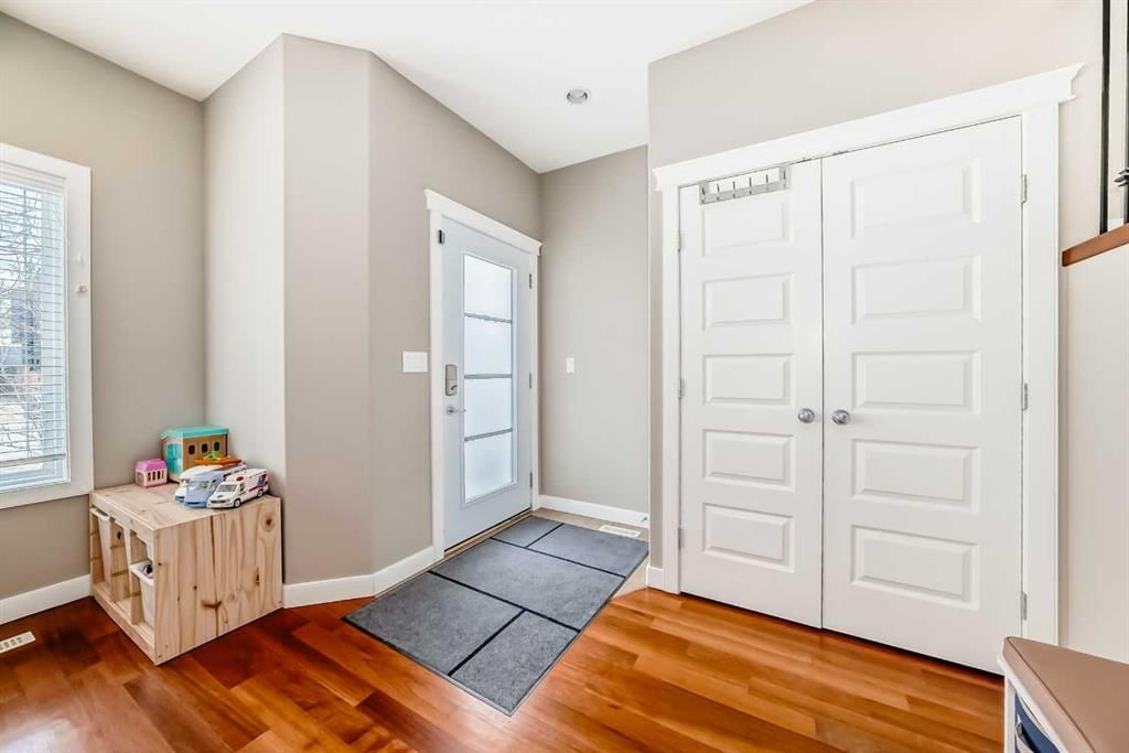 2635 31 Street SW, Calgary — photo 3 of 50