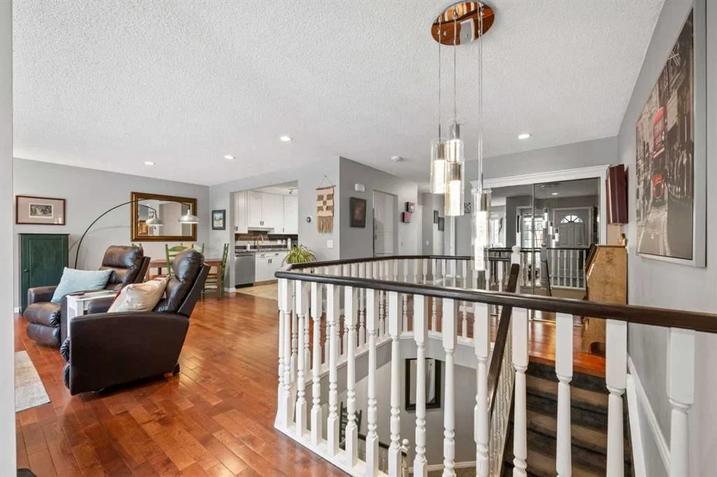 38 Richelieu Court SW, Calgary — photo 3 of 39