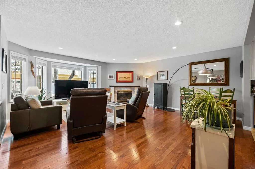 38 Richelieu Court SW, Calgary — photo 4 of 39