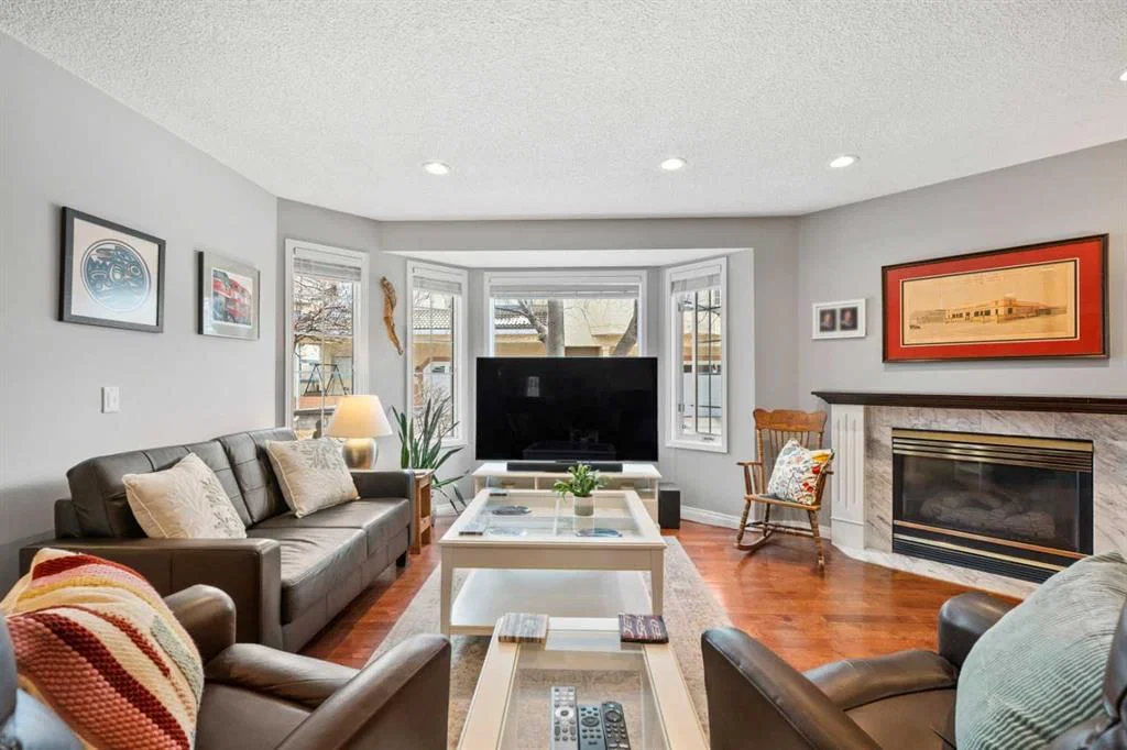 38 Richelieu Court SW, Calgary — photo 5 of 39