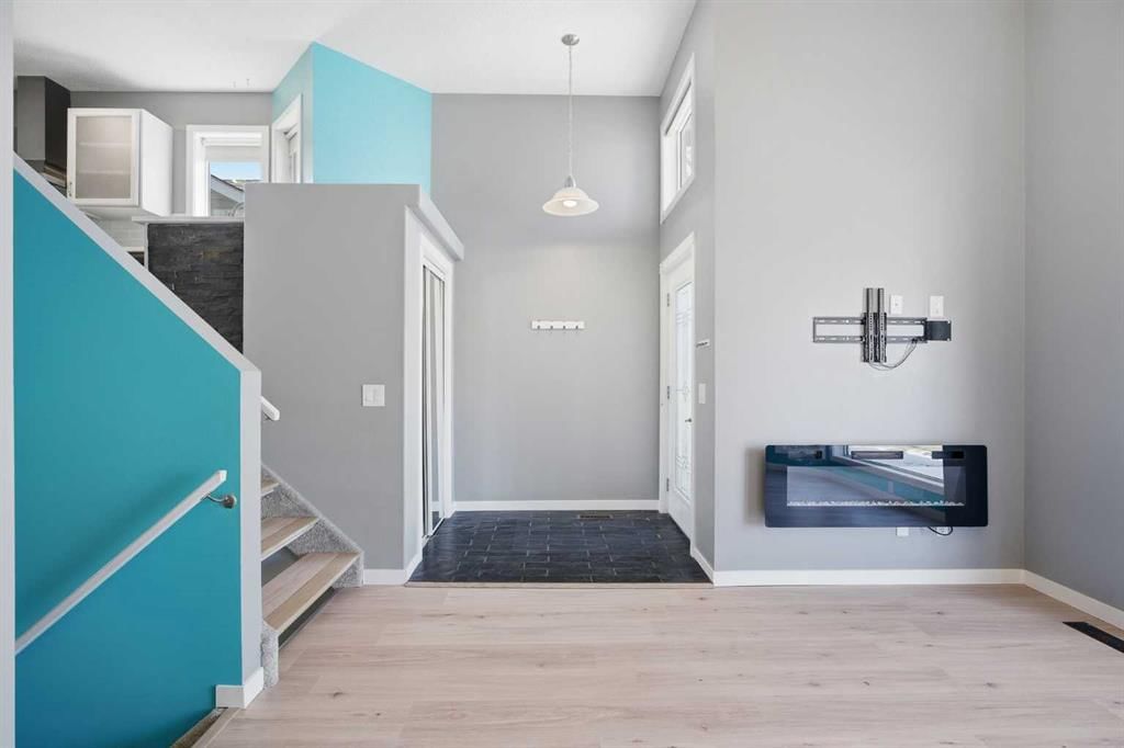 28 Covington Close NE, Calgary — photo 4 of 34