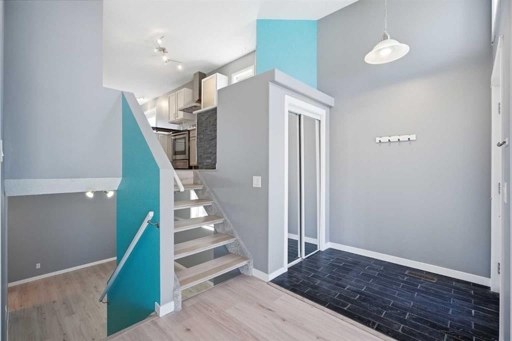 28 Covington Close NE, Calgary — photo 5 of 34