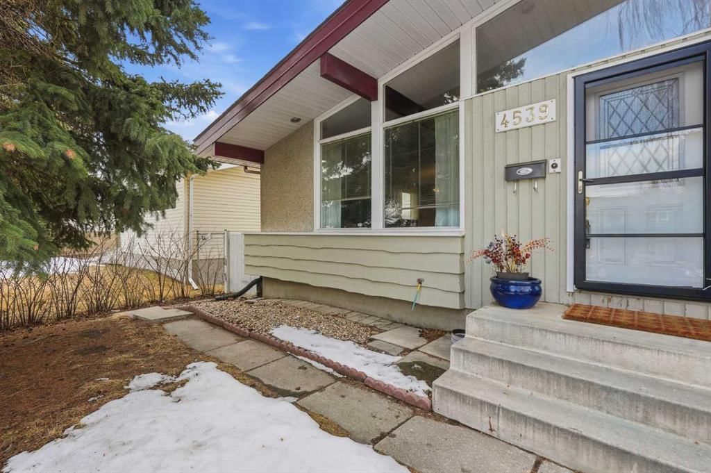 4539 Vandergrift Crescent NW, Calgary — photo 3 of 48