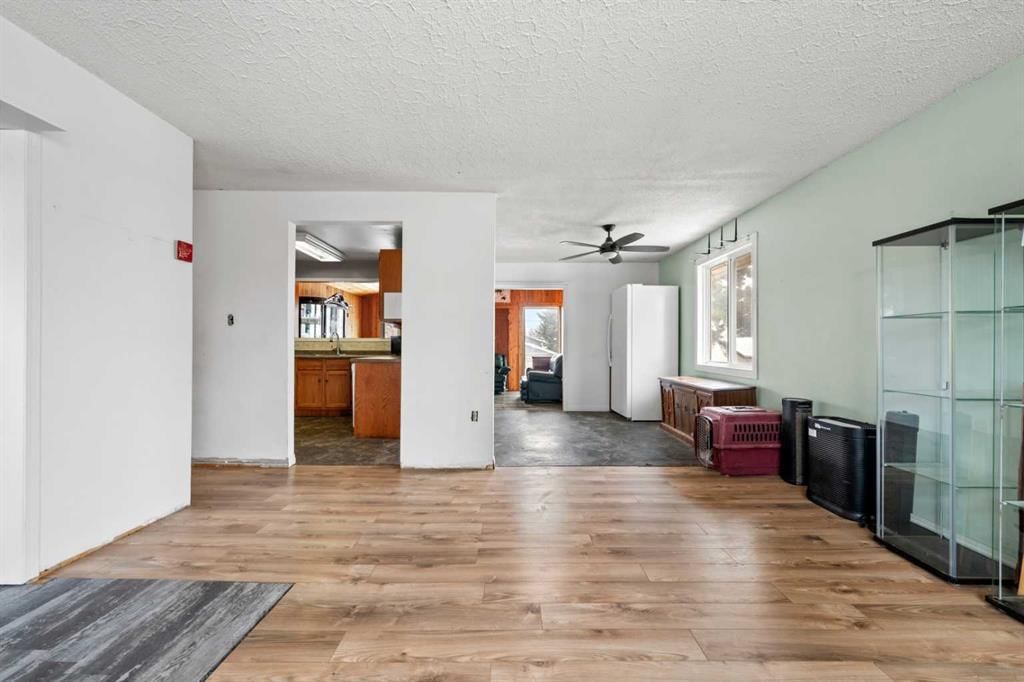 924 39 Street SE, Calgary — photo 3 of 44