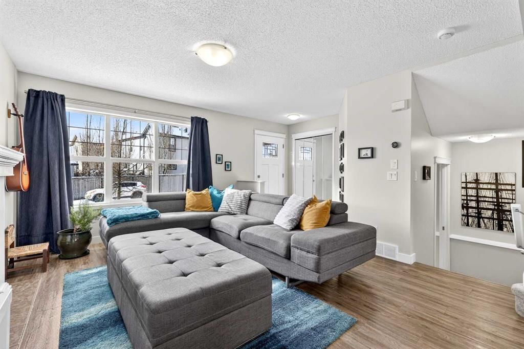 586 Evermeadow Road SW, Calgary — photo 5 of 35