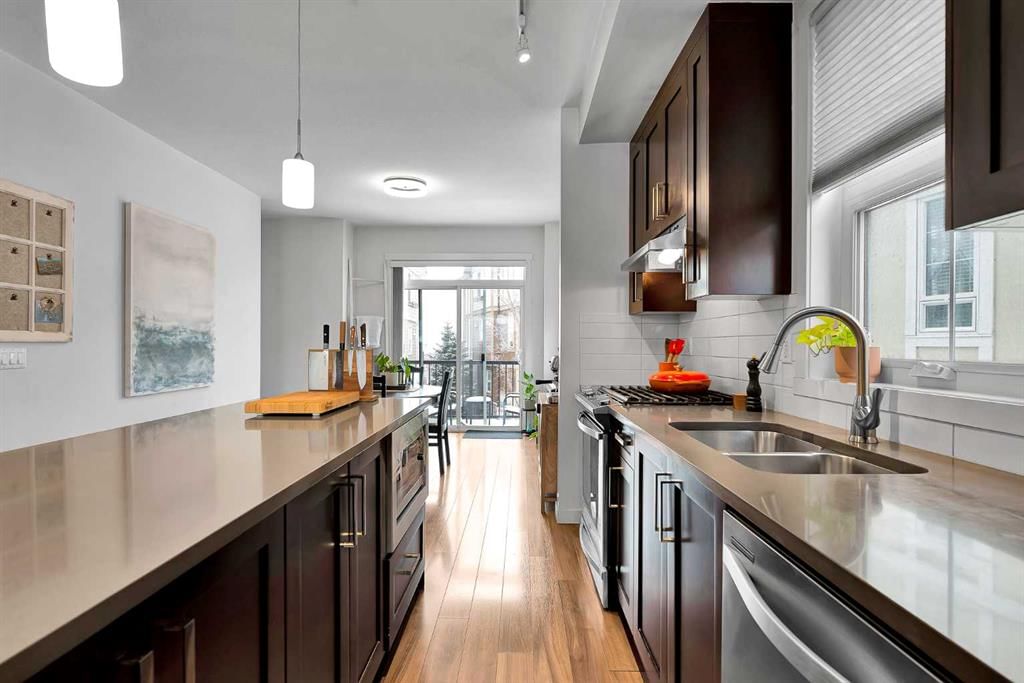 898 Sherwood Boulevard NW, Calgary — photo 4 of 38